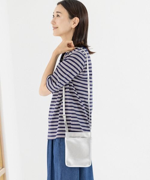 LEPSIM(レプシィム)の「ソフトスマホショルダー(バッグ・レディース・アイボリー08/ブラック09/シルバー19/ブルー85・ONE SIZE)」の3枚目の写真