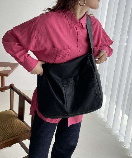 LOWRYS FARM（ローリーズファーム）の「柔らかボディＢＡＧ（バッグ・レディース・アイボリー08/ブラック09・F）」の2枚目の写真