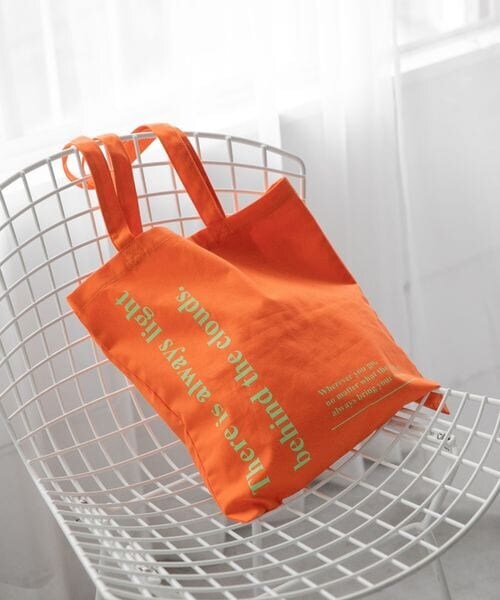 LOWRYS FARM(ローリーズファーム)の「ロゴトート(バッグ・レディース・アイボリー08/★NEWカラー★ブラックチェック/ピンク25/★NEWカラー★オレンジ45/イエローチェック65/★NEWカラー★イエロー×ブルー68/ブルーチェック80/★NEWカラー★ブルー85/★NEWカラー★ブルーチェック/★NEWカラー★パープルチェック95・FREE)」の4枚目の写真