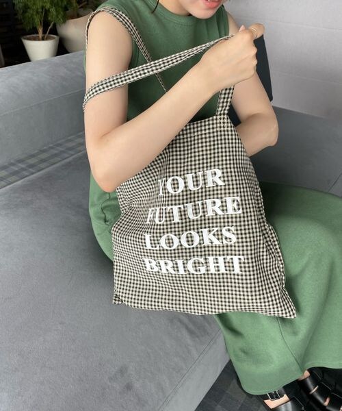 LOWRYS FARM(ローリーズファーム)の「ロゴトート(バッグ・レディース・アイボリー08/★NEWカラー★ブラックチェック/ピンク25/★NEWカラー★オレンジ45/イエローチェック65/★NEWカラー★イエロー×ブルー68/ブルーチェック80/★NEWカラー★ブルー85/★NEWカラー★ブルーチェック/★NEWカラー★パープルチェック95・FREE)」の2枚目の写真