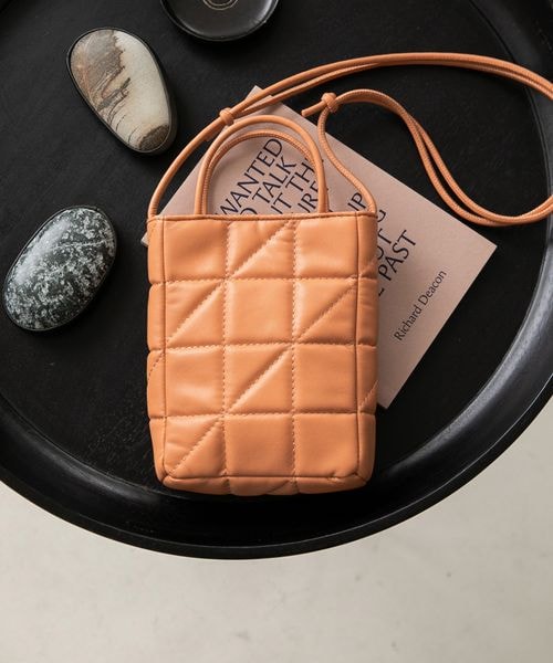 LOWRYS FARM（ローリーズファーム）の「キルティングミニショルダー（バッグ・レディース・ブラック09/オレンジ45/カーキ70・F）」の2枚目の写真