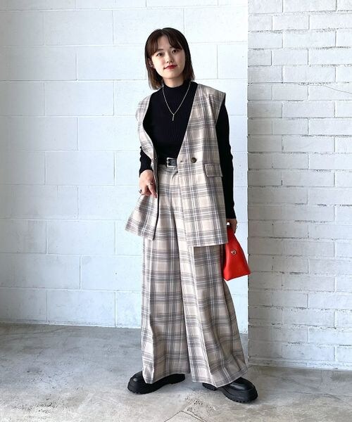 PAGEBOY（ページボーイ）の「ハイネックリブニット（トップス・レディース・オフホワイト05/ブラック09/オレンジ45/ターコイズ76/ペールブルー89・F）」の11枚目の写真