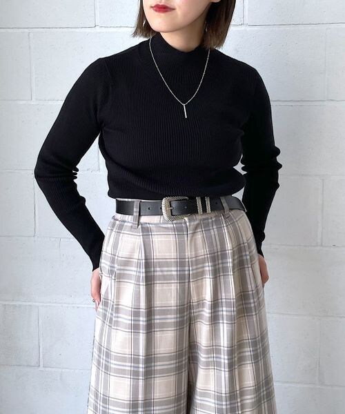 PAGEBOY（ページボーイ）の「ハイネックリブニット（トップス・レディース・オフホワイト05/ブラック09/オレンジ45/ターコイズ76/ペールブルー89・F）」の9枚目の写真