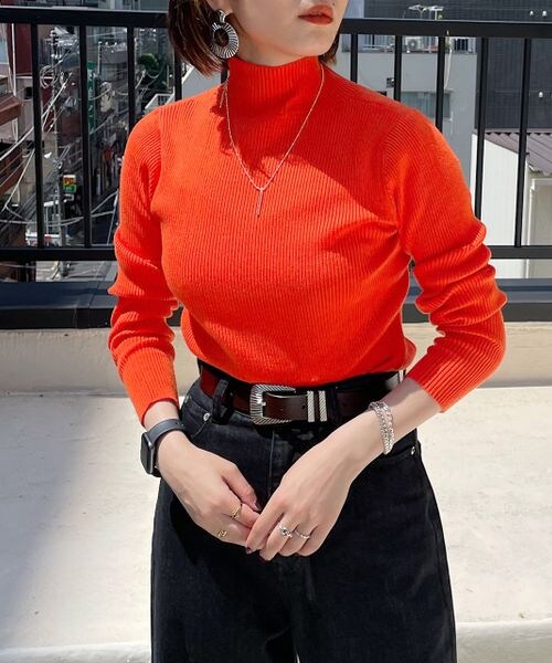 PAGEBOY（ページボーイ）の「ハイネックリブニット（トップス・レディース・オフホワイト05/ブラック09/オレンジ45/ターコイズ76/ペールブルー89・F）」の3枚目の写真