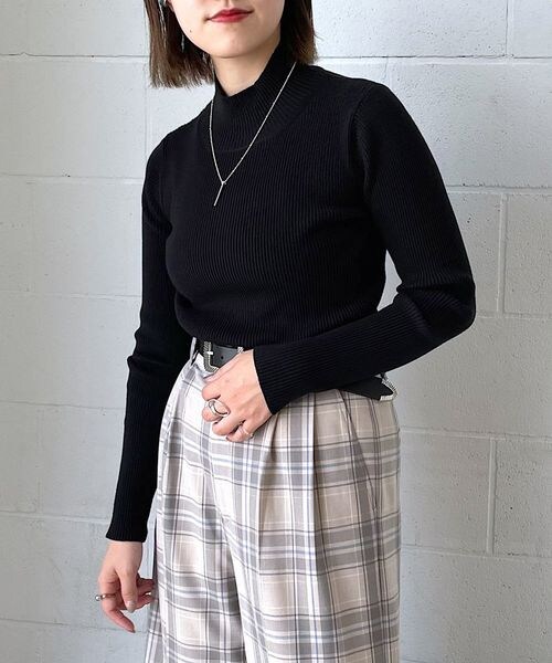 PAGEBOY（ページボーイ）の「ハイネックリブニット（トップス・レディース・オフホワイト05/ブラック09/オレンジ45/ターコイズ76/ペールブルー89・F）」の2枚目の写真