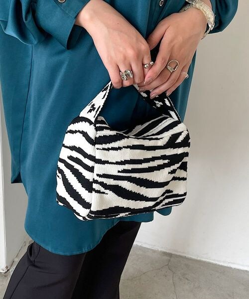 PAGEBOY（ページボーイ）の「ニットスクエアアソートBAG（バッグ・レディース・ゼブラ柄00/カウ柄01/ターコイズ76・F）」の4枚目の写真
