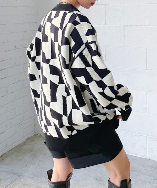 PAGEBOY（ページボーイ）の「WヤーンアソートVネックカーディガン（トップス・レディース・ブラック×柄01/オフホワイト05/ブラック09/モカ51/ショコラ×柄59・F）」の7枚目の写真