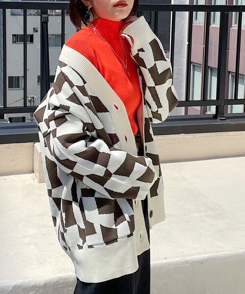 PAGEBOY（ページボーイ）の「WヤーンアソートVネックカーディガン（トップス・レディース・ブラック×柄01/オフホワイト05/ブラック09/モカ51/ショコラ×柄59・F）」の5枚目の写真