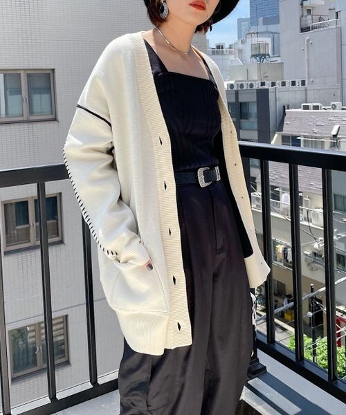 PAGEBOY（ページボーイ）の「WヤーンアソートVネックカーディガン（トップス・レディース・ブラック×柄01/オフホワイト05/ブラック09/モカ51/ショコラ×柄59・F）」の2枚目の写真