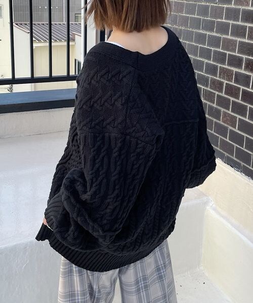 PAGEBOY（ページボーイ）の「ケーブルルーズカーディガン（トップス・レディース・オフホワイト05/ブラック09/グレージュ12/オレンジ45・F）」の11枚目の写真