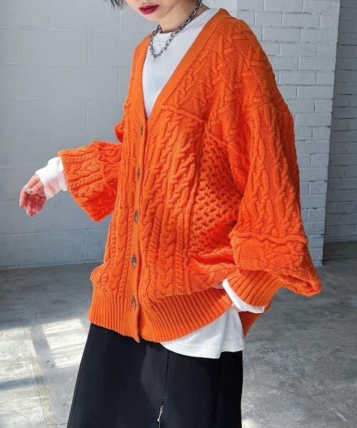 PAGEBOY（ページボーイ）の「ケーブルルーズカーディガン（トップス・レディース・オフホワイト05/ブラック09/グレージュ12/オレンジ45・F）」の4枚目の写真