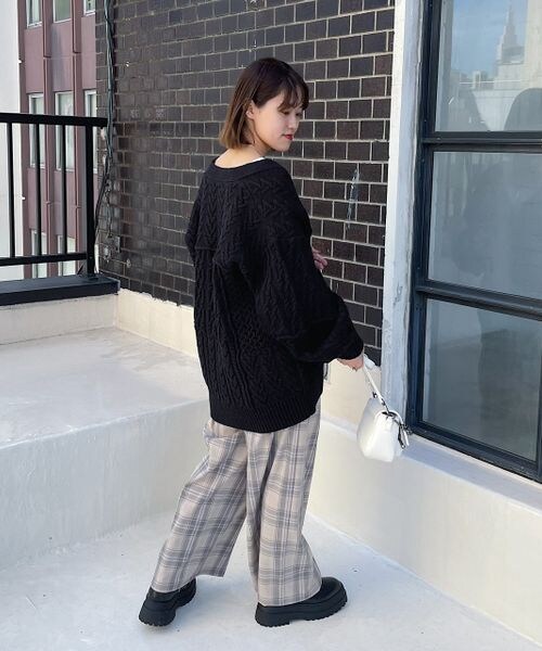 PAGEBOY（ページボーイ）の「ケーブルルーズカーディガン（トップス・レディース・オフホワイト05/ブラック09/グレージュ12/オレンジ45・F）」の13枚目の写真