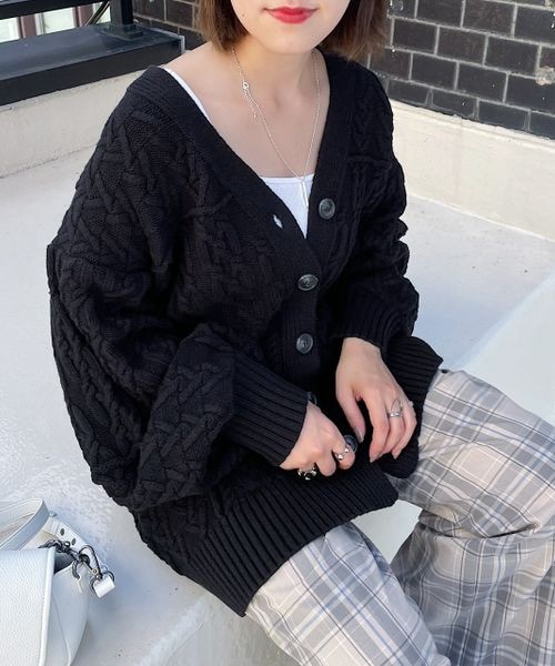 PAGEBOY（ページボーイ）の「ケーブルルーズカーディガン（トップス・レディース・オフホワイト05/ブラック09/グレージュ12/オレンジ45・F）」の2枚目の写真