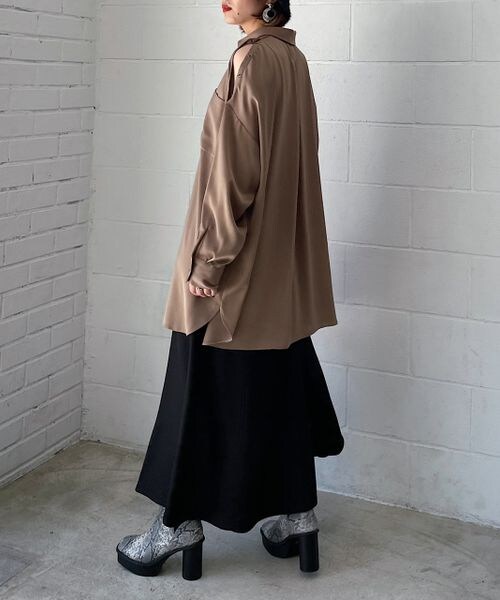 PAGEBOY（ページボーイ）の「スナップサテンチュニックシャツ（トップス・レディース・オフホワイト05/ブラック09/ココア53/エメラルド79・F）」の21枚目の写真
