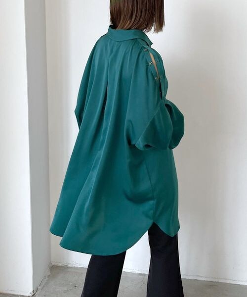 PAGEBOY（ページボーイ）の「スナップサテンチュニックシャツ（トップス・レディース・オフホワイト05/ブラック09/ココア53/エメラルド79・F）」の4枚目の写真