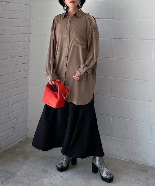PAGEBOY（ページボーイ）の「スナップサテンチュニックシャツ（トップス・レディース・オフホワイト05/ブラック09/ココア53/エメラルド79・F）」の22枚目の写真