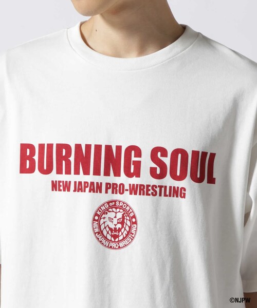 AVIREX（アヴィレックス）の「【新日本プロレス × AVIREX】半袖 バーニング ソウル Tシャツ / S/S BURNING SOUL T-SHIRT（トップス・ブラック/ホワイト・M/L/XL/2XL）」の5枚目の写真