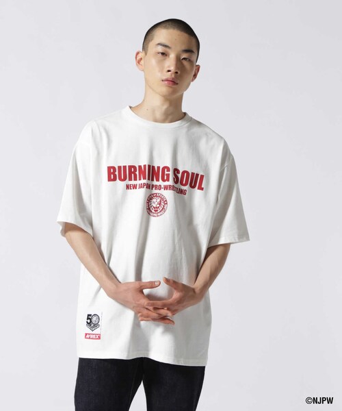 AVIREX（アヴィレックス）の「【新日本プロレス × AVIREX】半袖 バーニング ソウル Tシャツ / S/S BURNING SOUL T-SHIRT（トップス・ブラック/ホワイト・M/L/XL/2XL）」の2枚目の写真