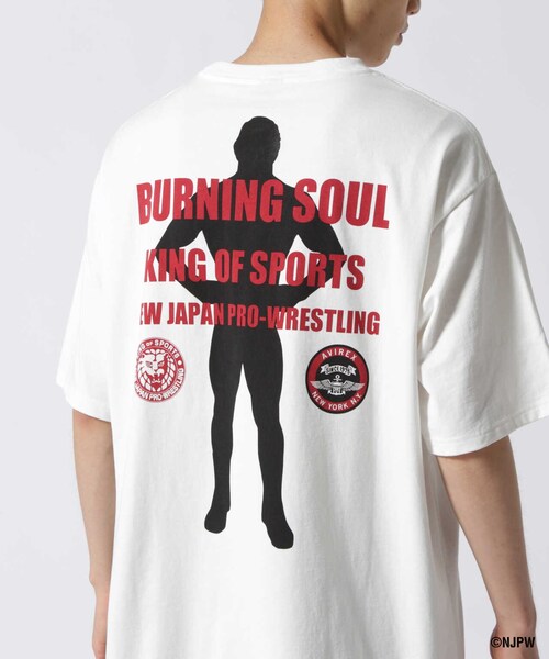 AVIREX（アヴィレックス）の「【新日本プロレス × AVIREX】半袖 バーニング ソウル Tシャツ / S/S BURNING SOUL T-SHIRT（トップス・ブラック/ホワイト・M/L/XL/2XL）」の8枚目の写真