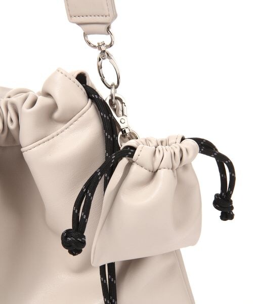 LEPSIM（レプシィム）の「キンチャクチャームツキショルダーバッグ（バッグ・レディース・ブラック09/グレージュ52/ベージュ54・ONE SIZE）」の13枚目の写真