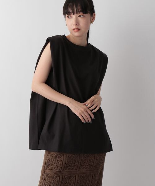 LOWRYS FARM（ローリーズファーム）の「ショルダースクエアノースリーブ（トップス・レディース・オフ05/ブラック09/チャコールグレー18・F）」の2枚目の写真