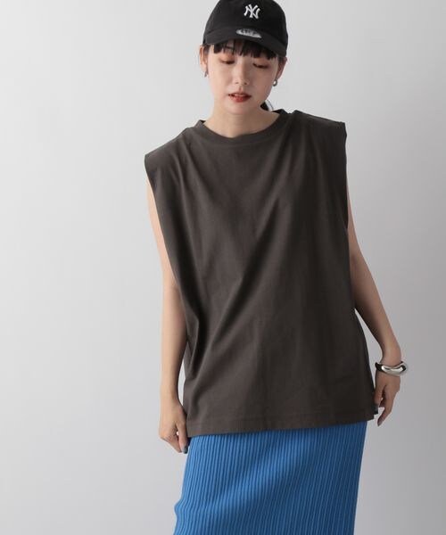 LOWRYS FARM（ローリーズファーム）の「ショルダースクエアノースリーブ（トップス・レディース・オフ05/ブラック09/チャコールグレー18・F）」の3枚目の写真