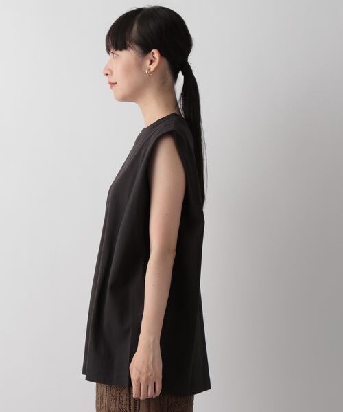 LOWRYS FARM（ローリーズファーム）の「ショルダースクエアノースリーブ（トップス・レディース・オフ05/ブラック09/チャコールグレー18・F）」の11枚目の写真