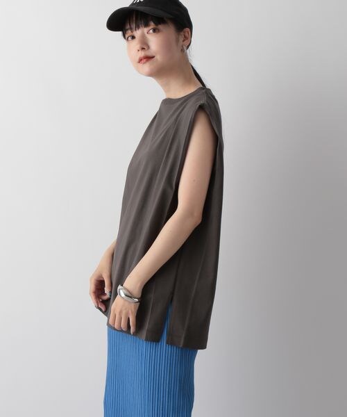 LOWRYS FARM（ローリーズファーム）の「ショルダースクエアノースリーブ（トップス・レディース・オフ05/ブラック09/チャコールグレー18・F）」の10枚目の写真