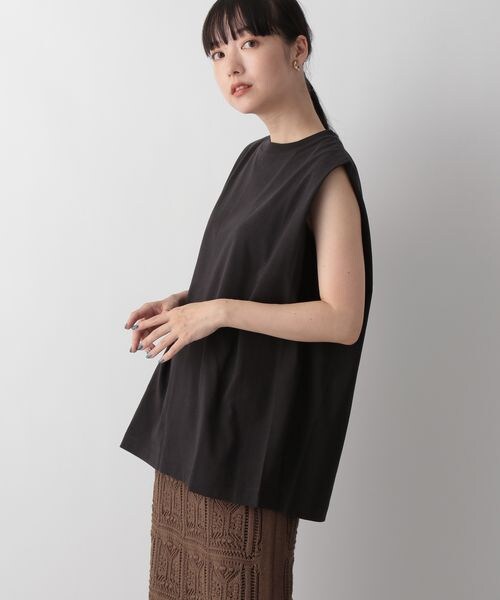 LOWRYS FARM（ローリーズファーム）の「ショルダースクエアノースリーブ（トップス・レディース・オフ05/ブラック09/チャコールグレー18・F）」の6枚目の写真