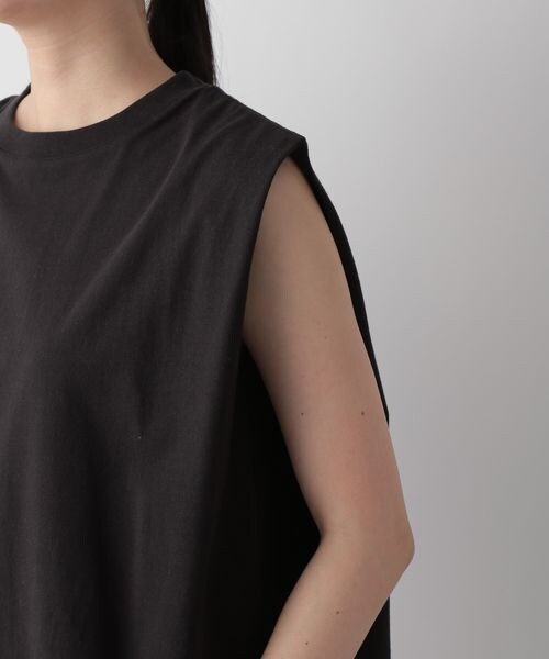 LOWRYS FARM（ローリーズファーム）の「ショルダースクエアノースリーブ（トップス・レディース・オフ05/ブラック09/チャコールグレー18・F）」の15枚目の写真