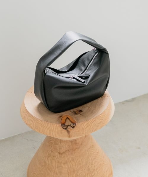 LOWRYS FARM（ローリーズファーム）の「柔ら軽いハーフムーンＢＡＧ（バッグ・レディース・アイボリー08/ブラック09/ピンク20・FREE）」の2枚目の写真