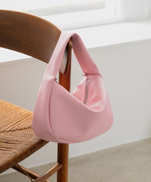 LOWRYS FARM（ローリーズファーム）の「柔ら軽いハーフムーンＢＡＧ（バッグ・レディース・アイボリー08/ブラック09/ピンク20・FREE）」の3枚目の写真