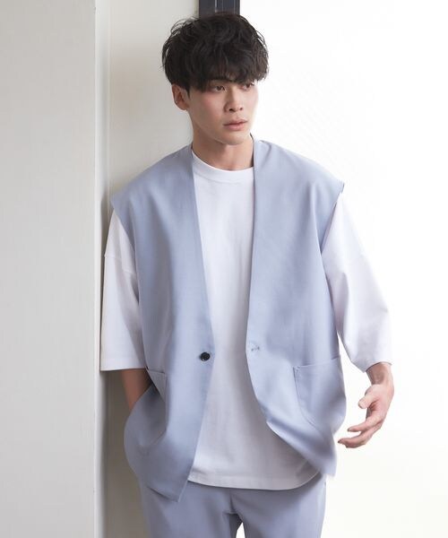 LOWRYS FARM（ローリーズファーム）の「ノーカラーベスト（トップス・メンズ・ブラック09/サックスブルー82/ブルー86・M/L）」の2枚目の写真