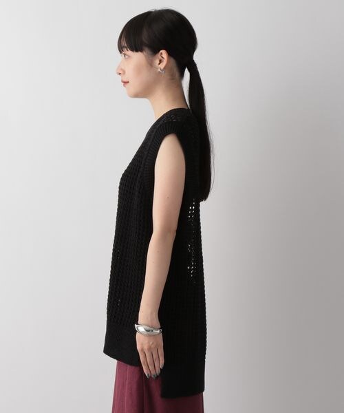 LOWRYS FARM（ローリーズファーム）の「メッシュニットノースリーブ（トップス・レディース・アイボリー08/ブラック09/グリーン72・F）」の11枚目の写真