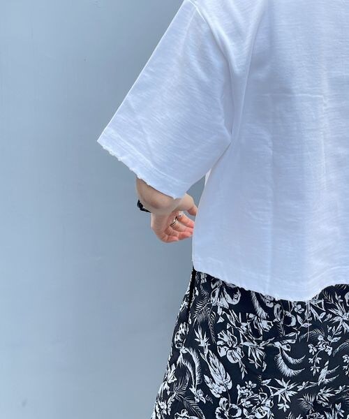 PAGEBOY(ページボーイ)の「ダメージショートTシャツ(トップス・レディース・オフホワイト05/ブラック09/コーラル28/チョコ58・F)」の6枚目の写真