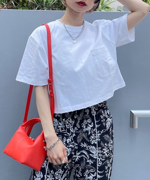 PAGEBOY(ページボーイ)の「ダメージショートTシャツ(トップス・レディース・オフホワイト05/ブラック09/コーラル28/チョコ58・F)」の1枚目の写真
