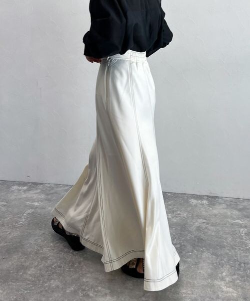 PAGEBOY（ページボーイ）の「CORE / レザーコーティングスカート（スカート・レディース・オフホワイト05/ブラック09・FREE）」の6枚目の写真