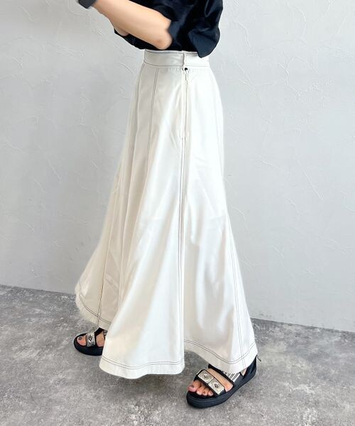 PAGEBOY（ページボーイ）の「CORE / レザーコーティングスカート（スカート・レディース・オフホワイト05/ブラック09・FREE）」の3枚目の写真