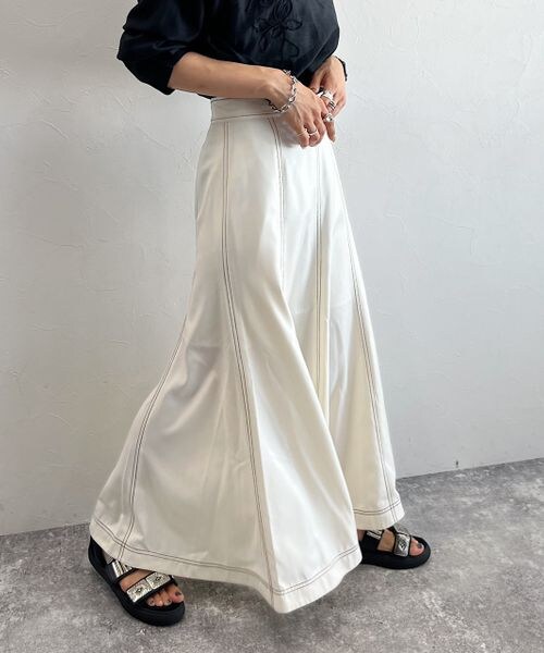 PAGEBOY（ページボーイ）の「CORE / レザーコーティングスカート（スカート・レディース・オフホワイト05/ブラック09・FREE）」の5枚目の写真