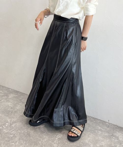 PAGEBOY（ページボーイ）の「CORE / レザーコーティングスカート（スカート・レディース・オフホワイト05/ブラック09・FREE）」の2枚目の写真