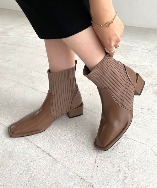 DISCOAT(ディスコート)の「【AW先行予約アイテム】ニットソックスブーツ(ブーティ・レディース・モカ/ブラック・M/L)」の1枚目の写真