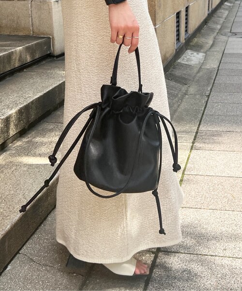 Chez toi(シェトワ)の「巾着ショルダーBAG(ショルダーバッグ・レディース・モカ/ブルー/ボルドー/ブラック・FREE)」の1枚目の写真