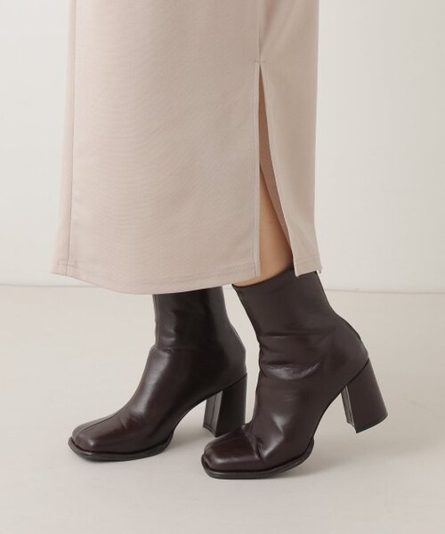 frames RAY CASSIN(フレームスレイカズン)の「スクエアオブリークショートブーツ(シューズ・レディース・クロ/ブラウン/キナリ・M/L)」の5枚目の写真