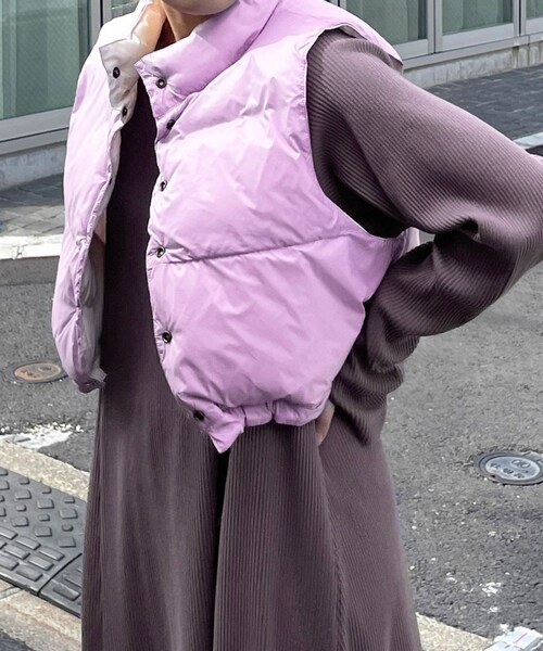 w closet（ダブルクローゼット）の「★先行予約★【リバーシブル】フェイクダウンベスト【8月下旬入荷】（ジャケット/アウター・レディース・エクリュ/ラベンダー/ブルー/キミドリ/ブラック/サックス/花柄/オレンジ・FREE）」の19枚目の写真