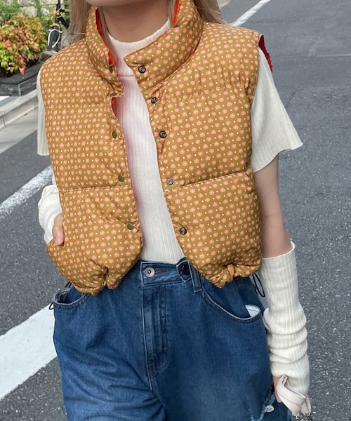 w closet（ダブルクローゼット）の「★先行予約★【リバーシブル】フェイクダウンベスト【8月下旬入荷】（ジャケット/アウター・レディース・エクリュ/ラベンダー/ブルー/キミドリ/ブラック/サックス/花柄/オレンジ・FREE）」の5枚目の写真