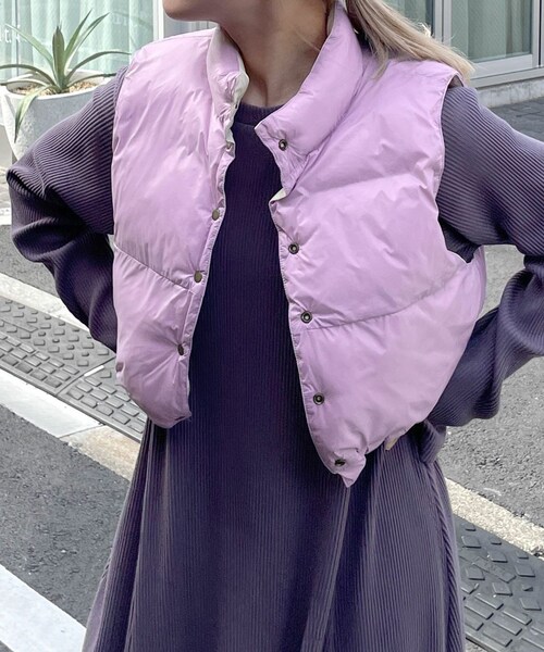 w closet（ダブルクローゼット）の「★先行予約★【リバーシブル】フェイクダウンベスト【8月下旬入荷】（ジャケット/アウター・レディース・エクリュ/ラベンダー/ブルー/キミドリ/ブラック/サックス/花柄/オレンジ・FREE）」の2枚目の写真
