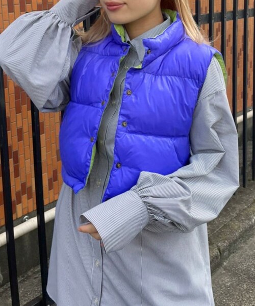 w closet（ダブルクローゼット）の「★先行予約★【リバーシブル】フェイクダウンベスト【8月下旬入荷】（ジャケット/アウター・レディース・エクリュ/ラベンダー/ブルー/キミドリ/ブラック/サックス/花柄/オレンジ・FREE）」の3枚目の写真