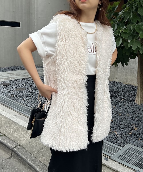 natural couture(ナチュラルクチュール)の「WEB限定/2022AWアイテム/プードルファーミドル丈ベスト(ブルゾン・レディース・オフホワイト/グレイッシュベージュ・FREE)」の1枚目の写真