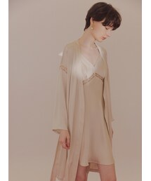 慵懶相擁，優雅蕾絲拼接綁帶睡衣罩衫