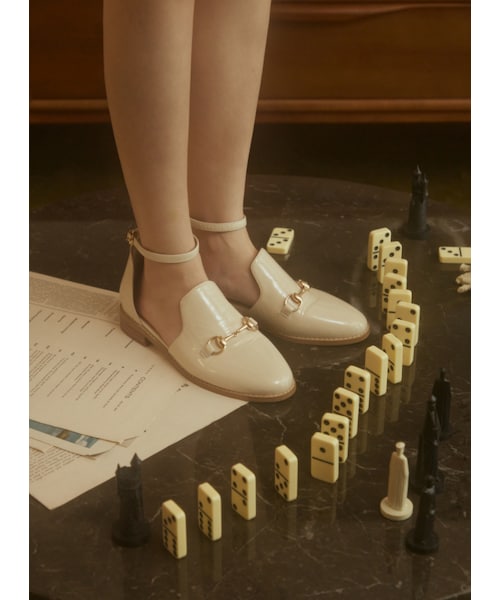 Marjorie（マージョリー）の「魔幻時刻，真皮金屬釦飾環帶平底鞋（シューズ・レディース・杏/黑・230/235/240/245/250）」の3枚目の写真